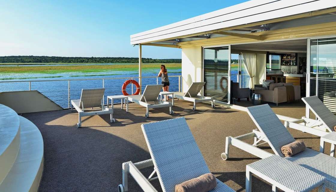 Entspannen Sie sich in den Liegest&uuml;hlen und am Pool