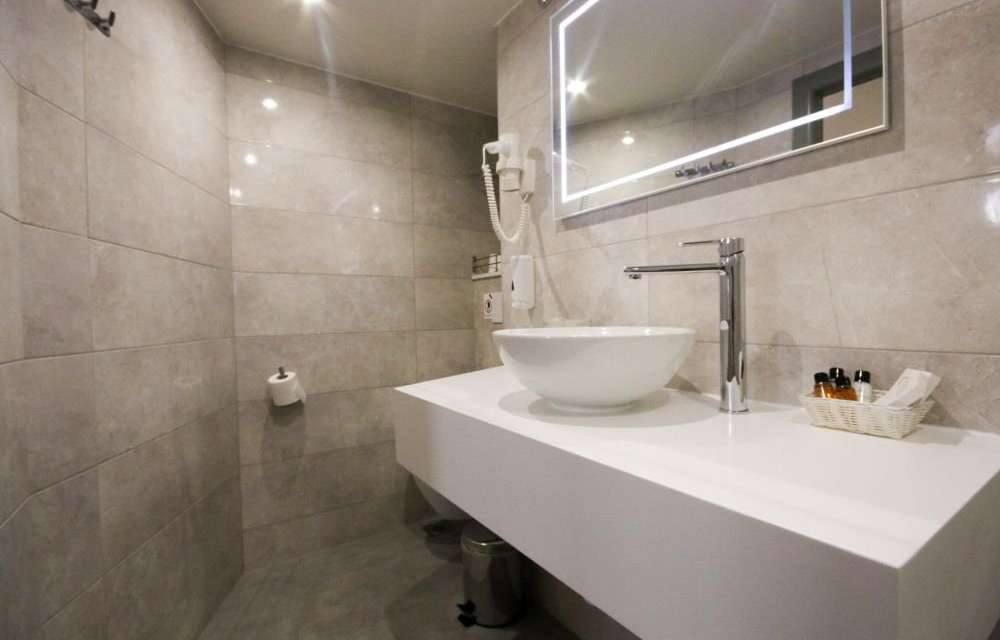 Ein ger&auml;umiges Badezimmer