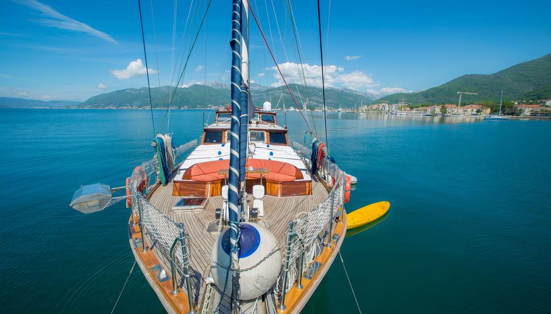 Admira la bah&iacute;a de Kotor desde la proa del barco.  Explora el Adri&aacute;tico a bordo de una goleta tradicional.