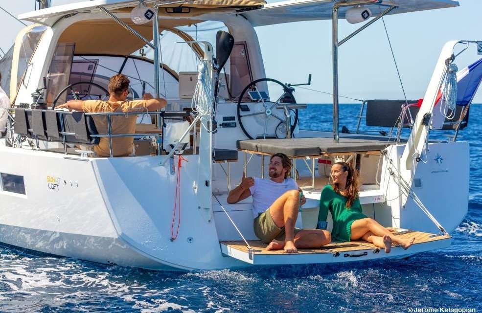 Eine Badeplattform, um mit den F&uuml;&szlig;en im Wasser zu entspannen