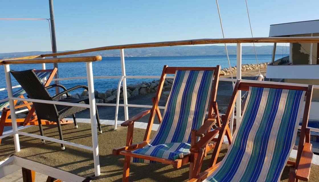 Profitez des chaises longues pour vous d&eacute;tendre