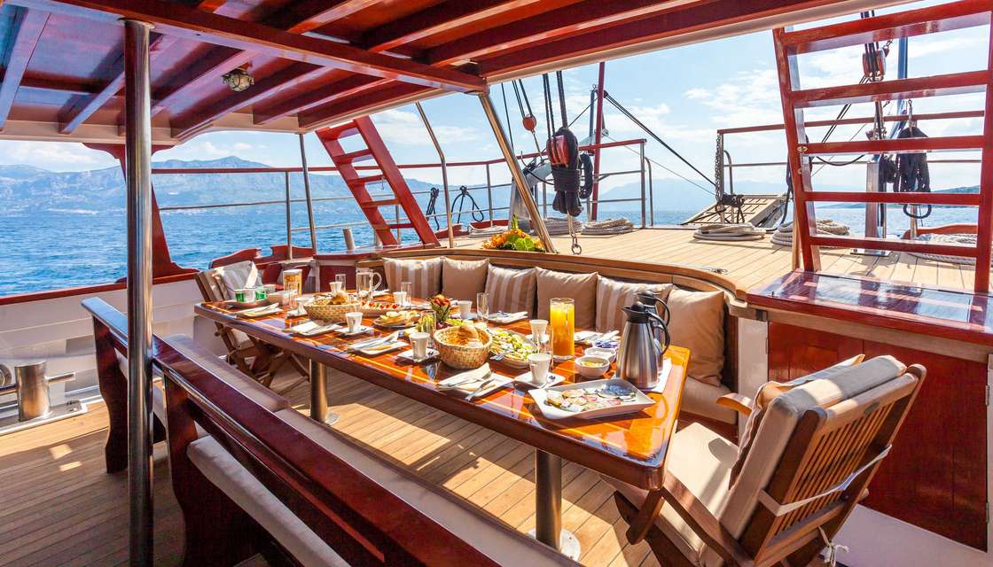 Ein Esszimmer an Deck