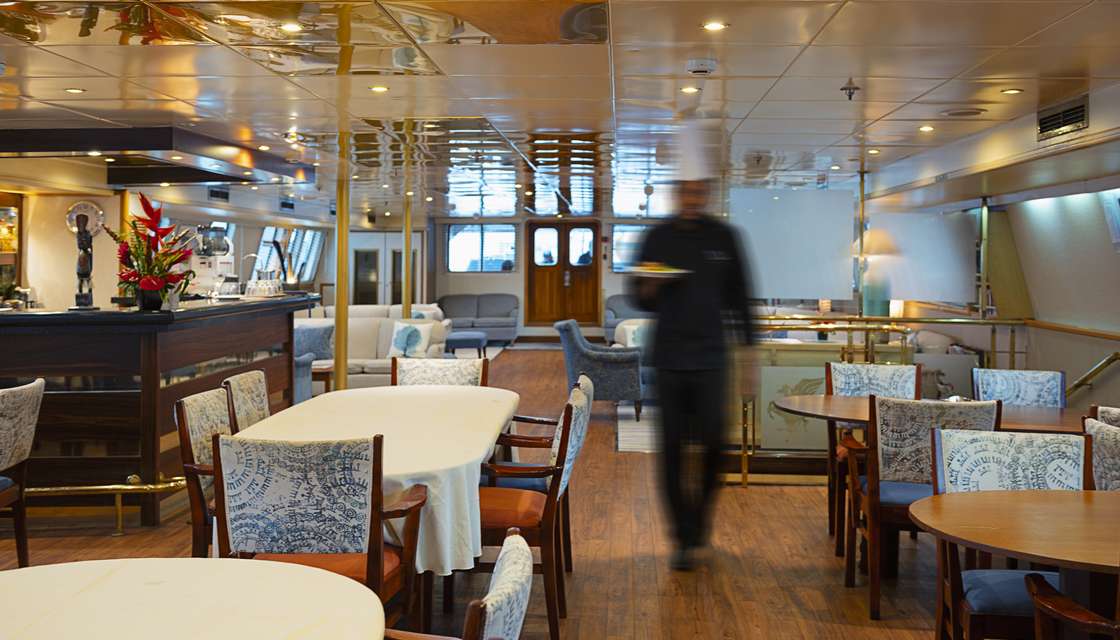 Prenez place dans le restaurant