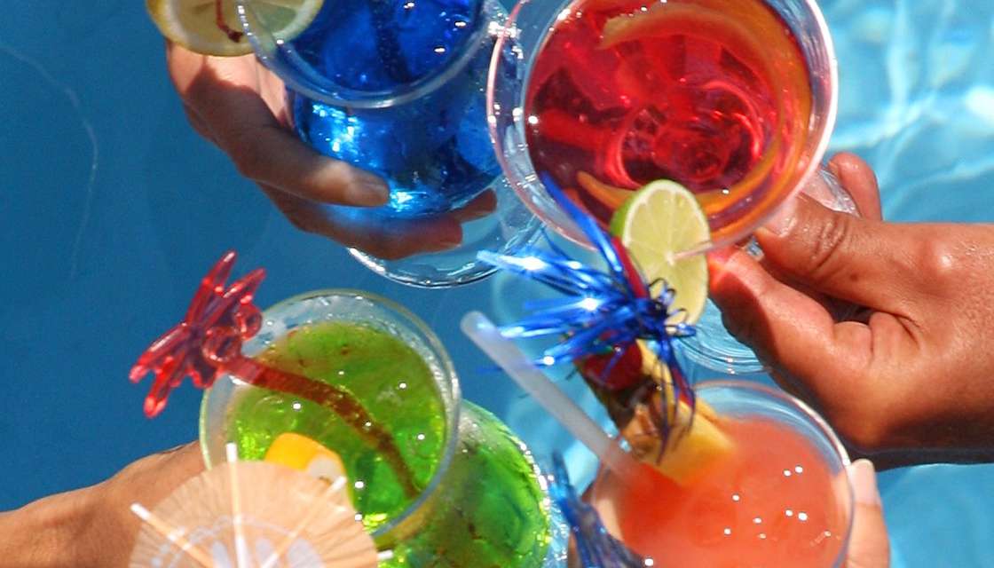 Warum nicht einen Drink am Pool genie&szlig;en?