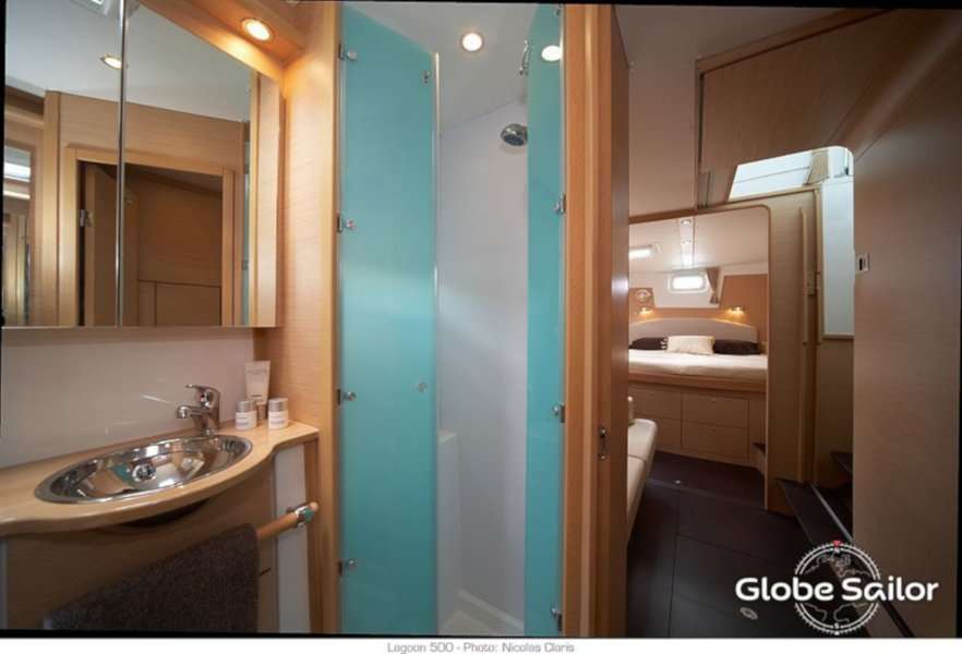 Un ba&ntilde;o organizado y con mucho espacio