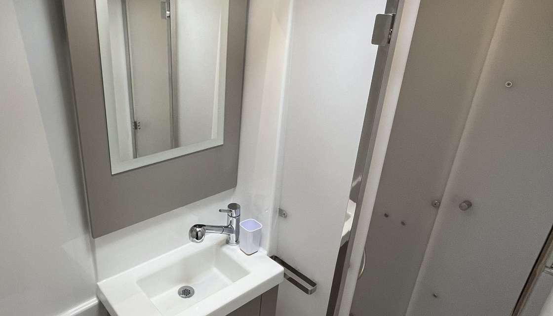 La ducha compartida accesible desde 2 ba&ntilde;os privados