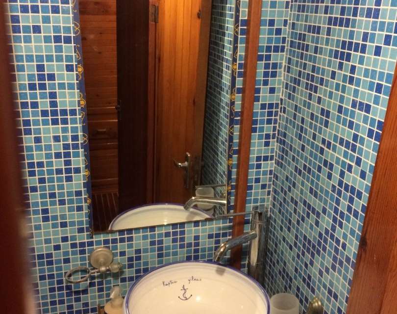 Ein Badezimmer mit einer raffinierten Dekoration