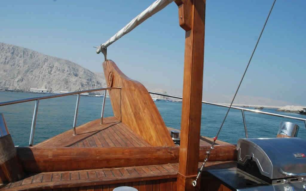 Voguez &agrave; bord d&#039;un &eacute;l&eacute;gant yacht, tout de bois v&ecirc;tu