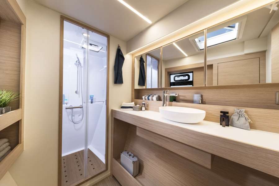 Une salle de bain spacieuse et &eacute;l&eacute;gante