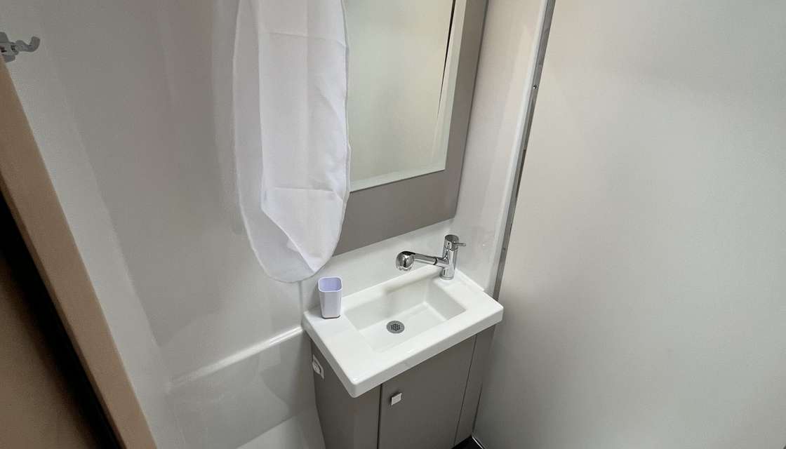 Cuarto de ba&ntilde;o con ba&ntilde;o privado y ducha