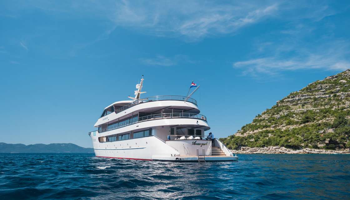 Navega a bordo de un barco moderno y acogedor