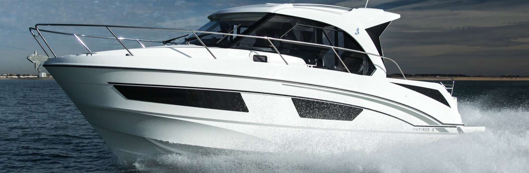 Motor boat Antares 9 OB