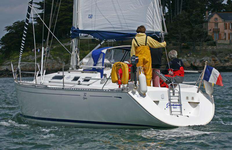 Sailboat Dufour 32