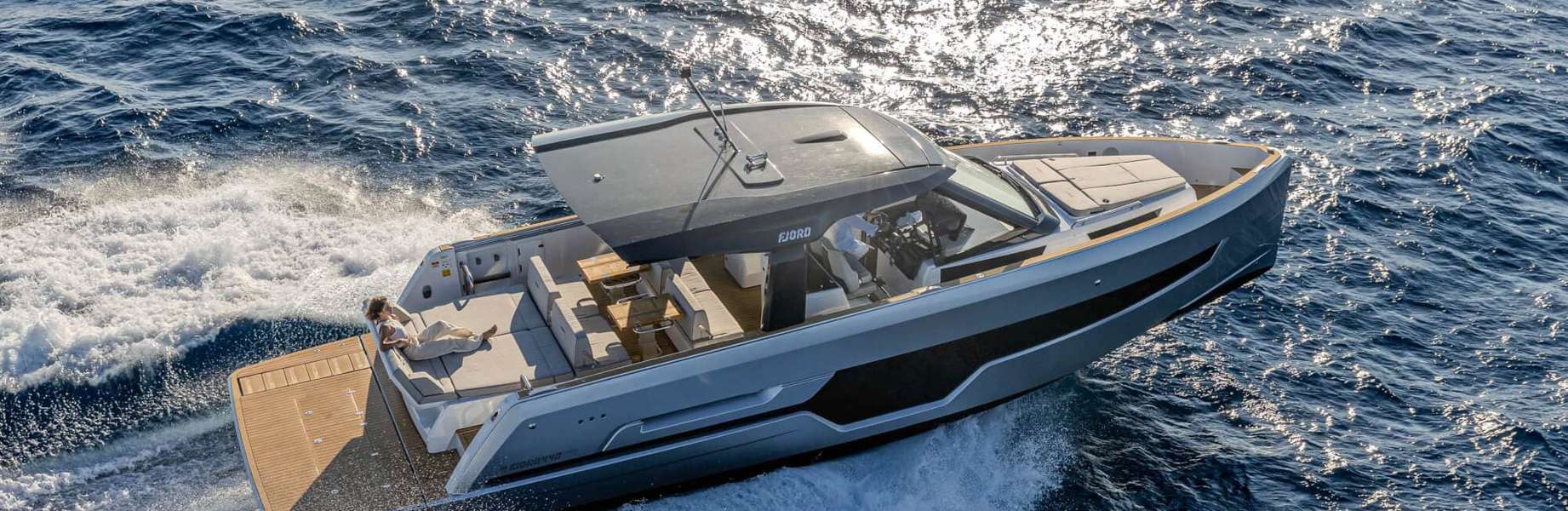 Barco a motor Fjord 440 Open