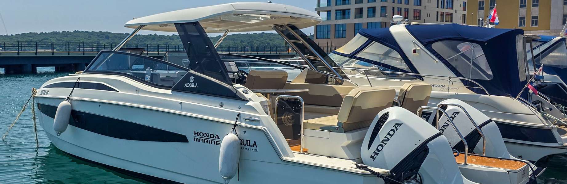 Catamarán a Motor Aquila 32 Sport