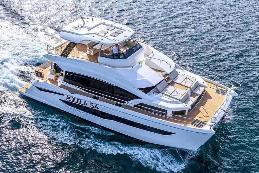 Catamarán a Motor Aquila 54Y