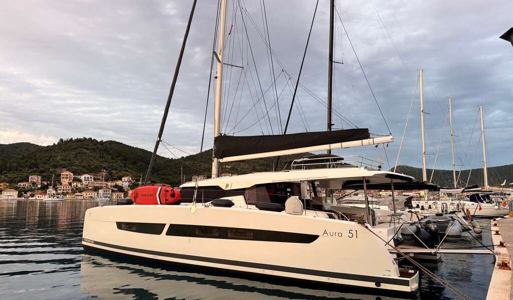 Katamaran Aura 51