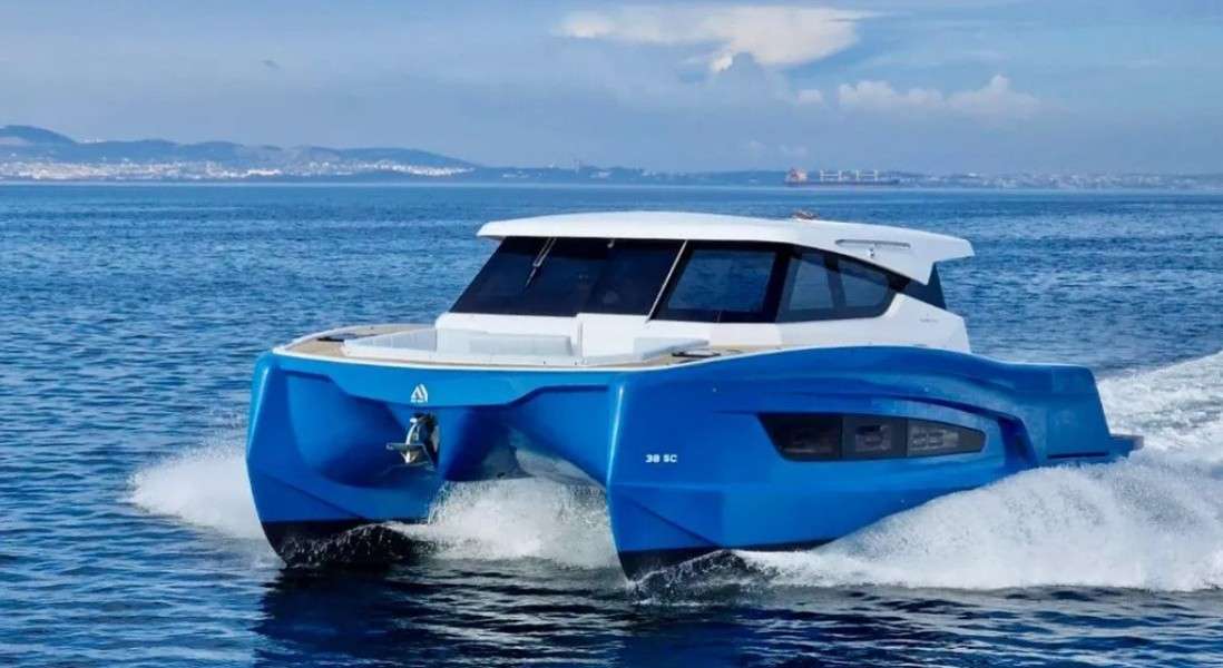 Motorkatamaran Aventura 38 SC