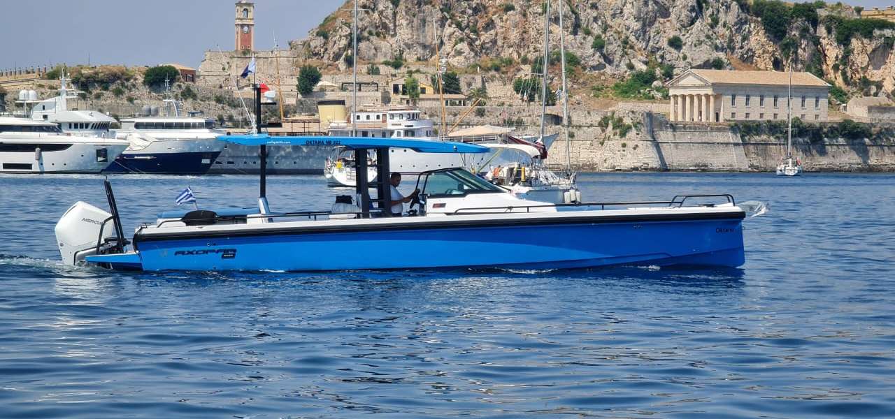 Motor boat Axopar 37 Sun Top