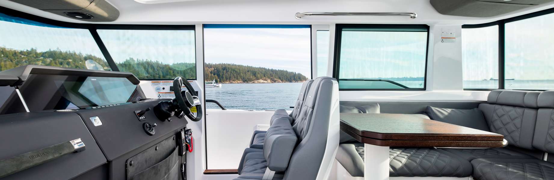 Motor boat Axopar 37 XC Cross Cabin