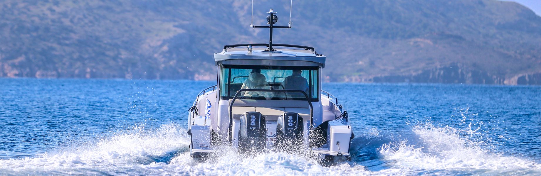 Моторная яхта Axopar 37 XC Cross Cabin