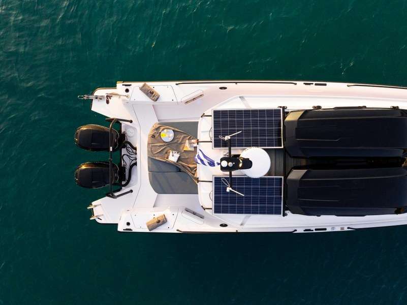 Barco a motor Axopar 37 XC Cross Cabin