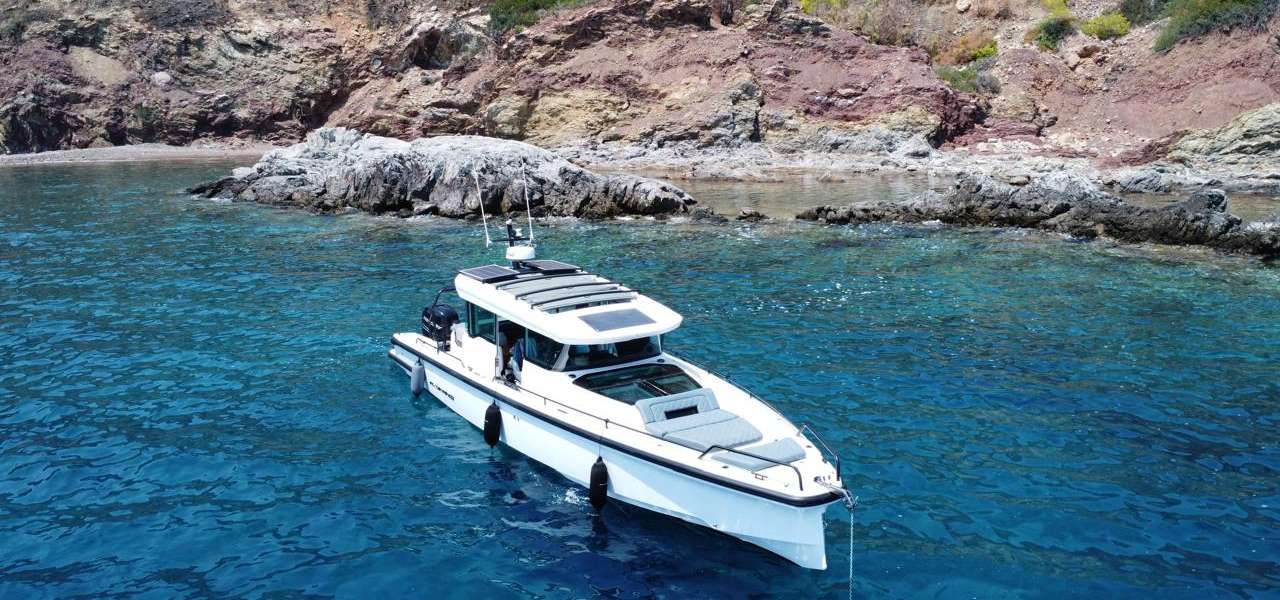 Barco a motor Axopar 37 XC Cross Cabin