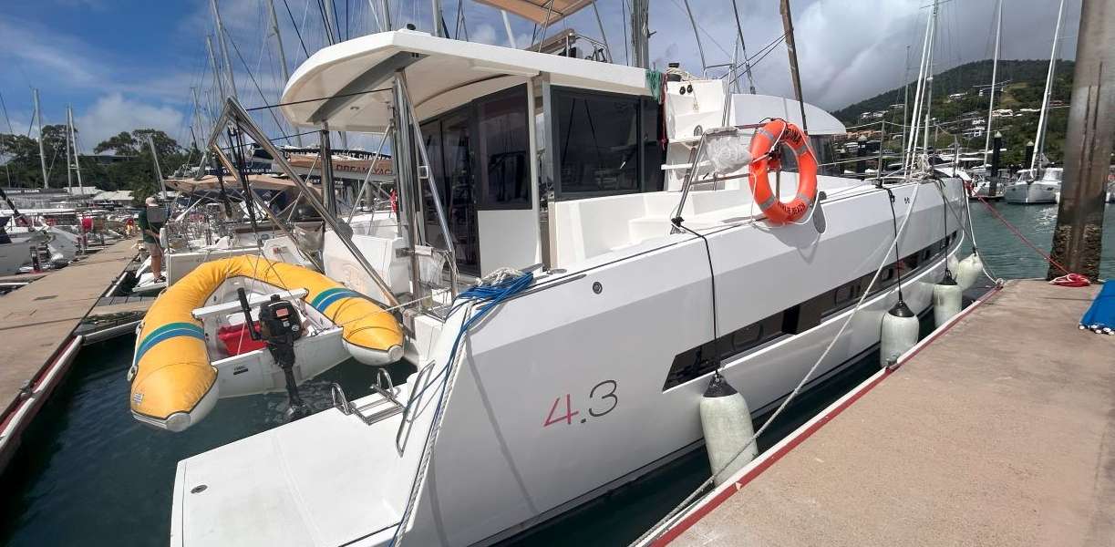 Catamaran Bali 4.3
