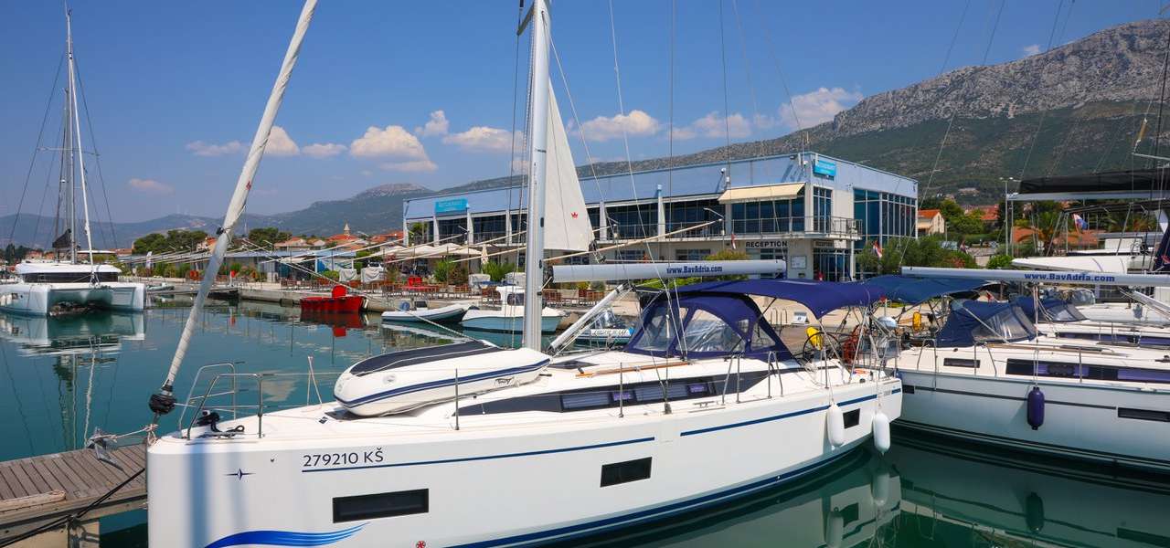 Парусная яхта Bavaria C38