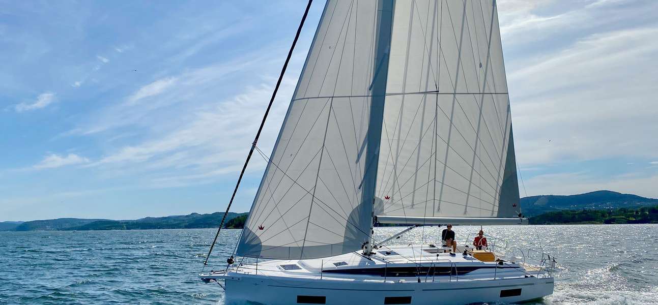 Парусная яхта Bavaria C42