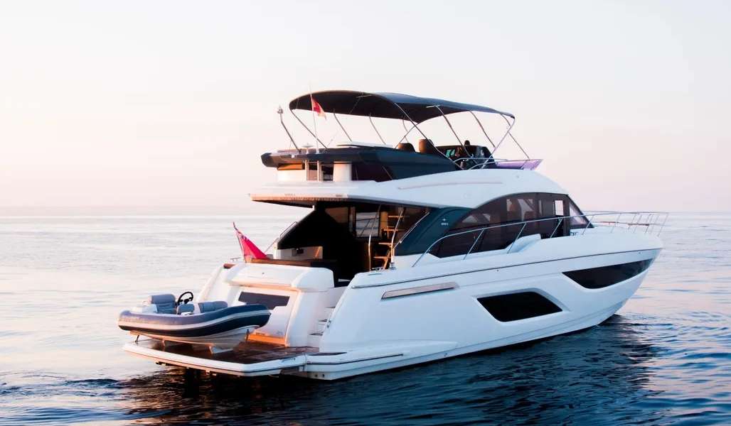 Motor boat Bavaria R55 Fly