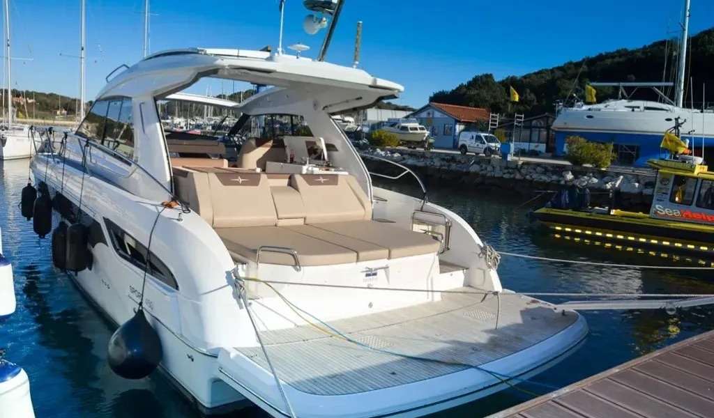 Motor boat Bavaria Sport 450 HT