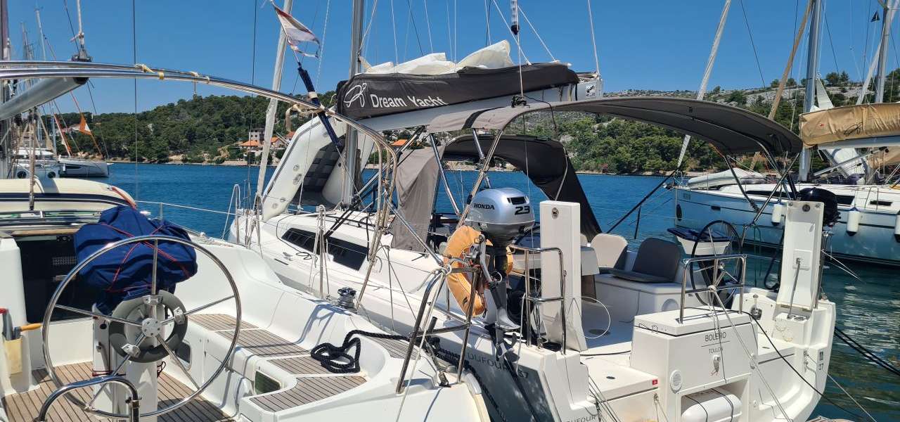 Velero Dufour 37