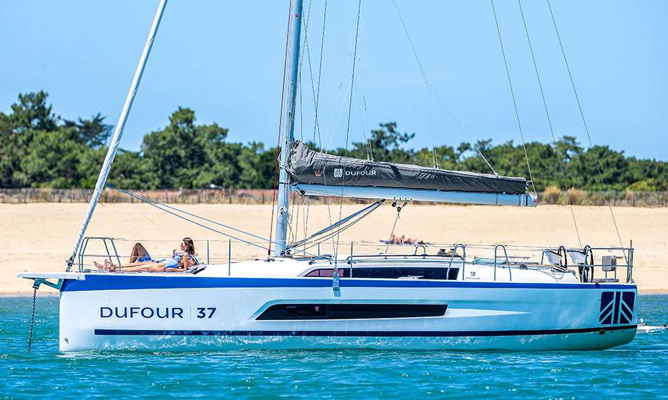 Парусная яхта Dufour 37