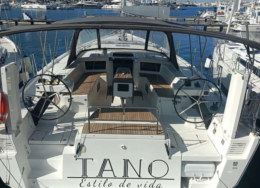 Парусная яхта Dufour 530