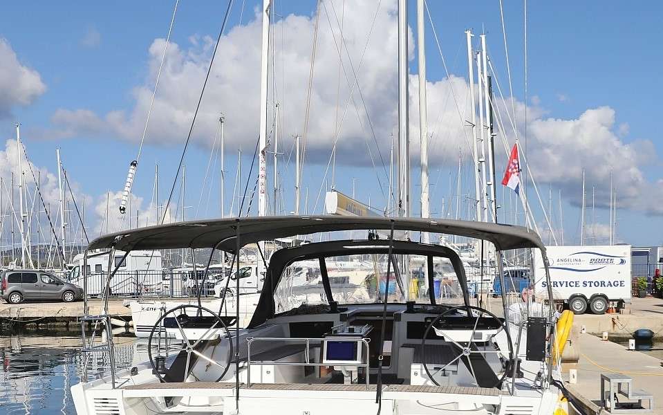 Sailboat Dufour 530