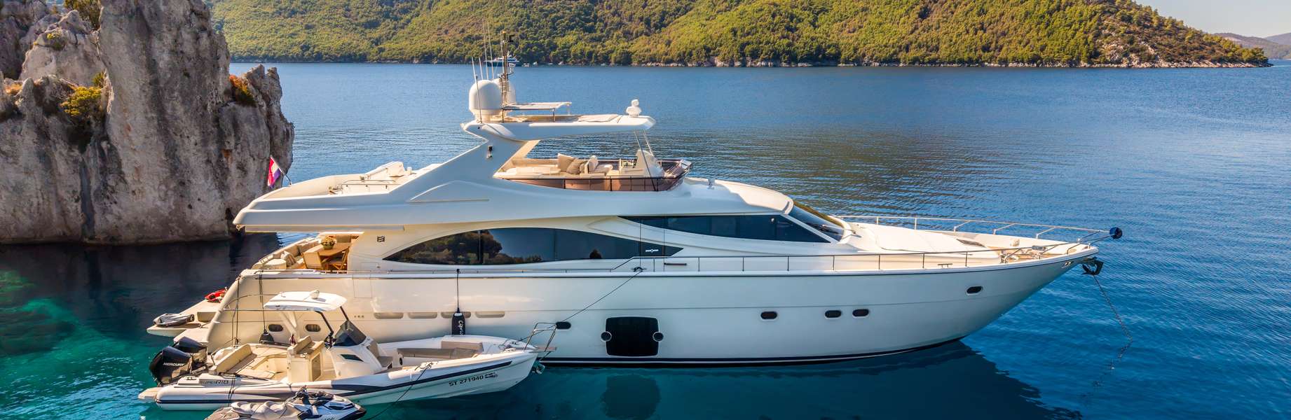 Яхта Люкс Ferretti 830