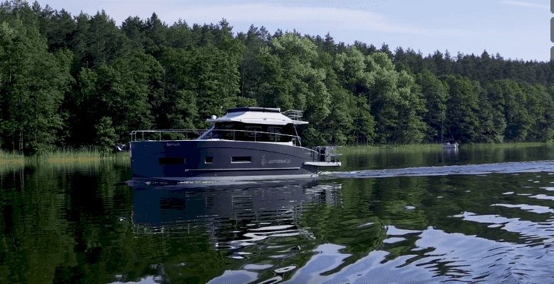 Моторная яхта Futura 40 Grand Horizon