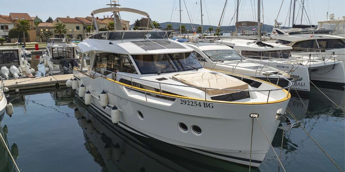 Motor boat Greenline 48 Fly