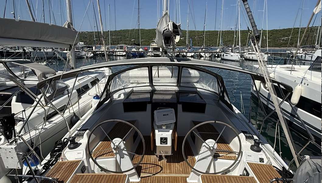 Парусная яхта Hanse 418