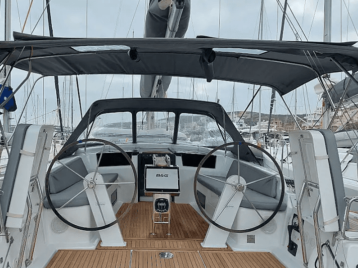 Парусная яхта Hanse 418