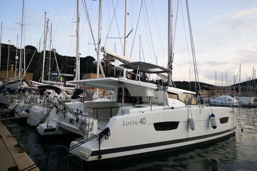 Catamarán Lucia 40