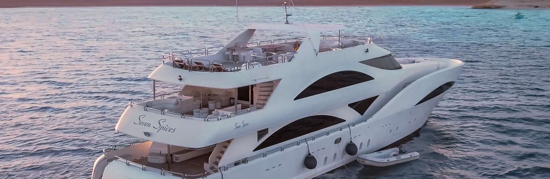 Barco a motor Seven Spices