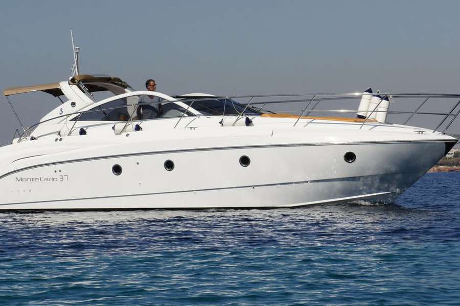 Barco a motor Monte Carlo 37 Hard Top