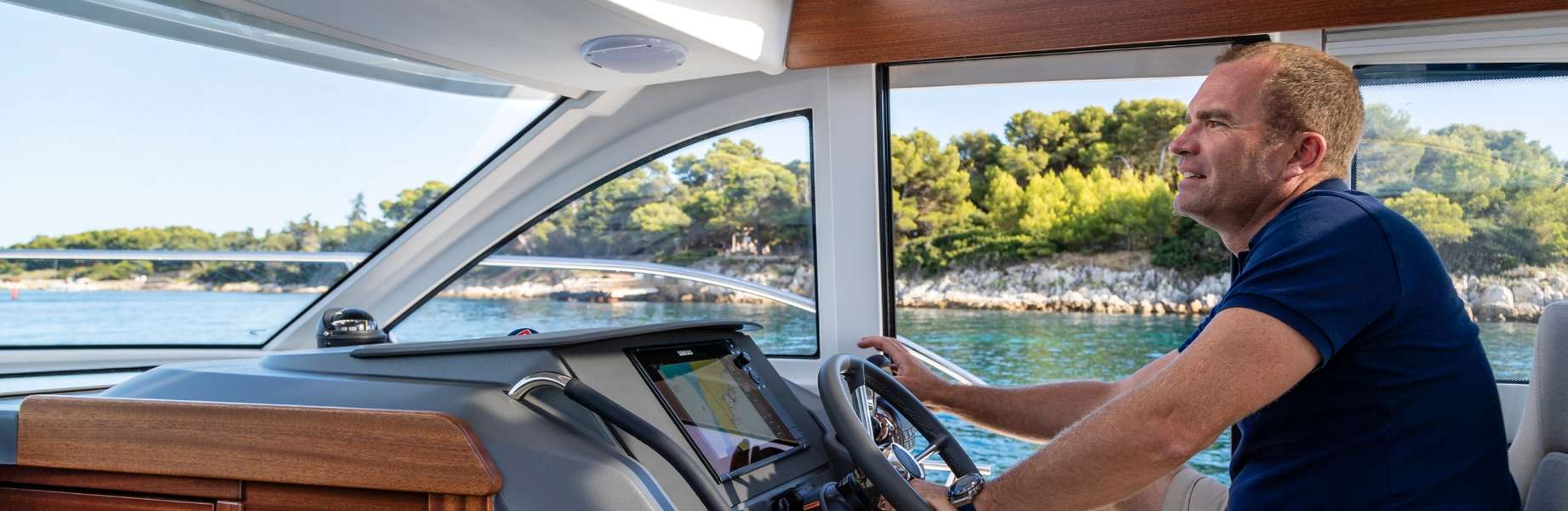 Motor boat Nimbus 305 coupé