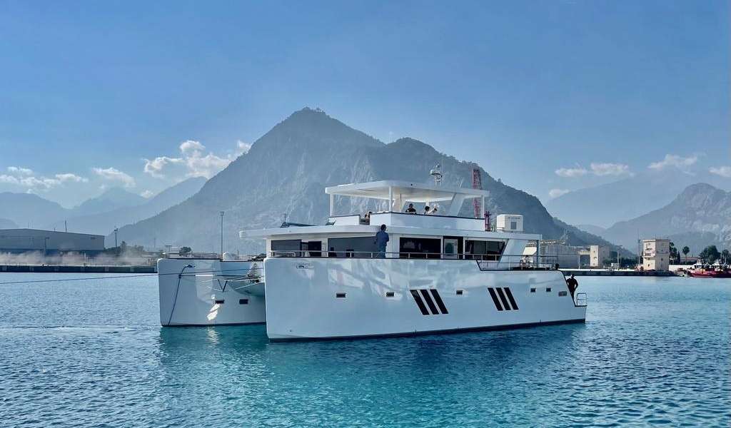 Catamarán a Motor Ocean Beast 65