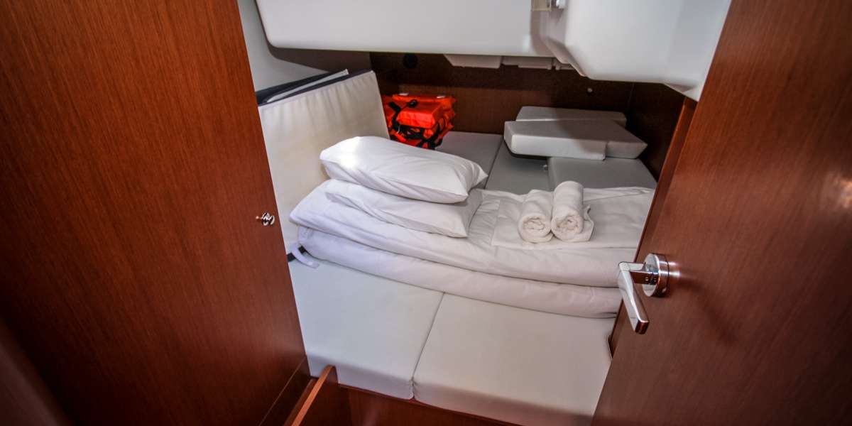 Парусная яхта Oceanis 35