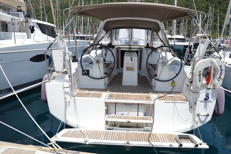 Парусная яхта Oceanis 35