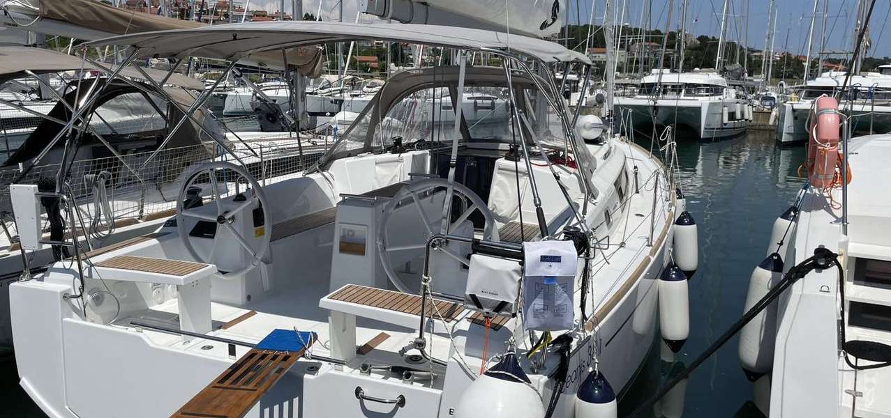 Sailboat Oceanis 38.1