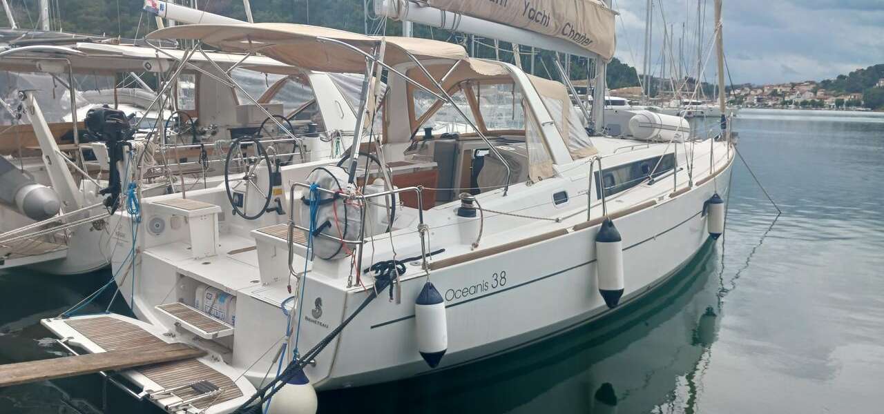 Velero Oceanis 38